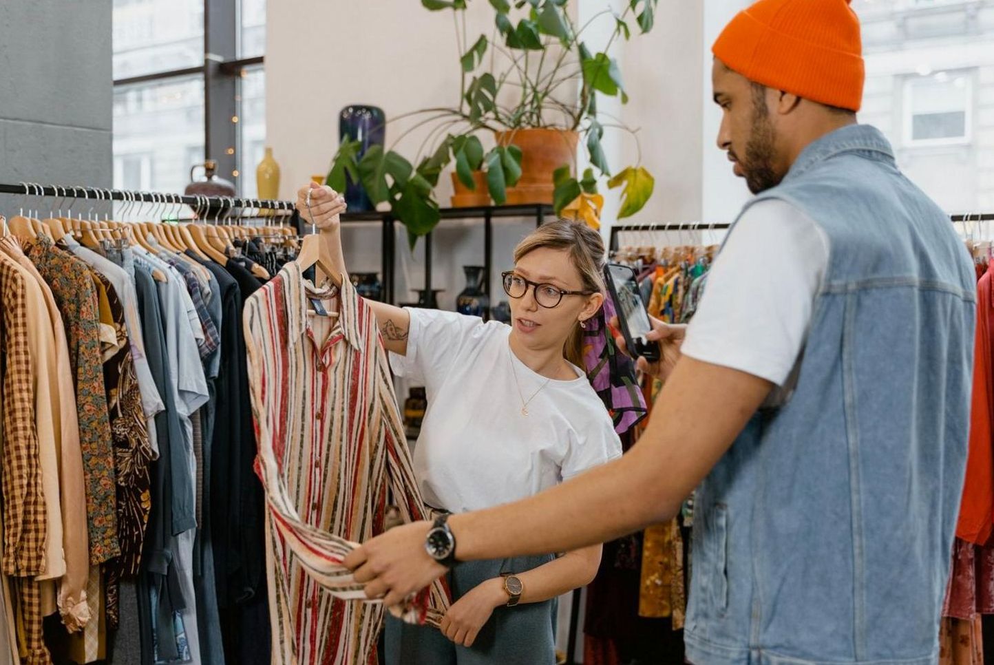 Newchoicepoint staff helping a customer